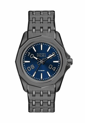 Montre Diesel métallique avec cadran bleu foncé, index argentés, chiffres 02, 04, 08, 10, et texte "5 BAR" sur le cadran.