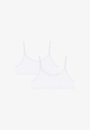 Két fehér, egyszerű pamut crop top vékony vállpántokkal, fehér háttér előtt laposan elhelyezve.