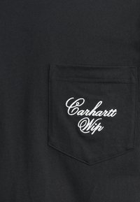 Μαύρο μπλουζάκι με τσέπη που έχει λευκό κεντημένο λογότυπο «Carhartt Wip». Λείο βαμβακερό ύφασμα, κλασικός σχεδιασμός με στρογγυλή λαιμόκοψη.