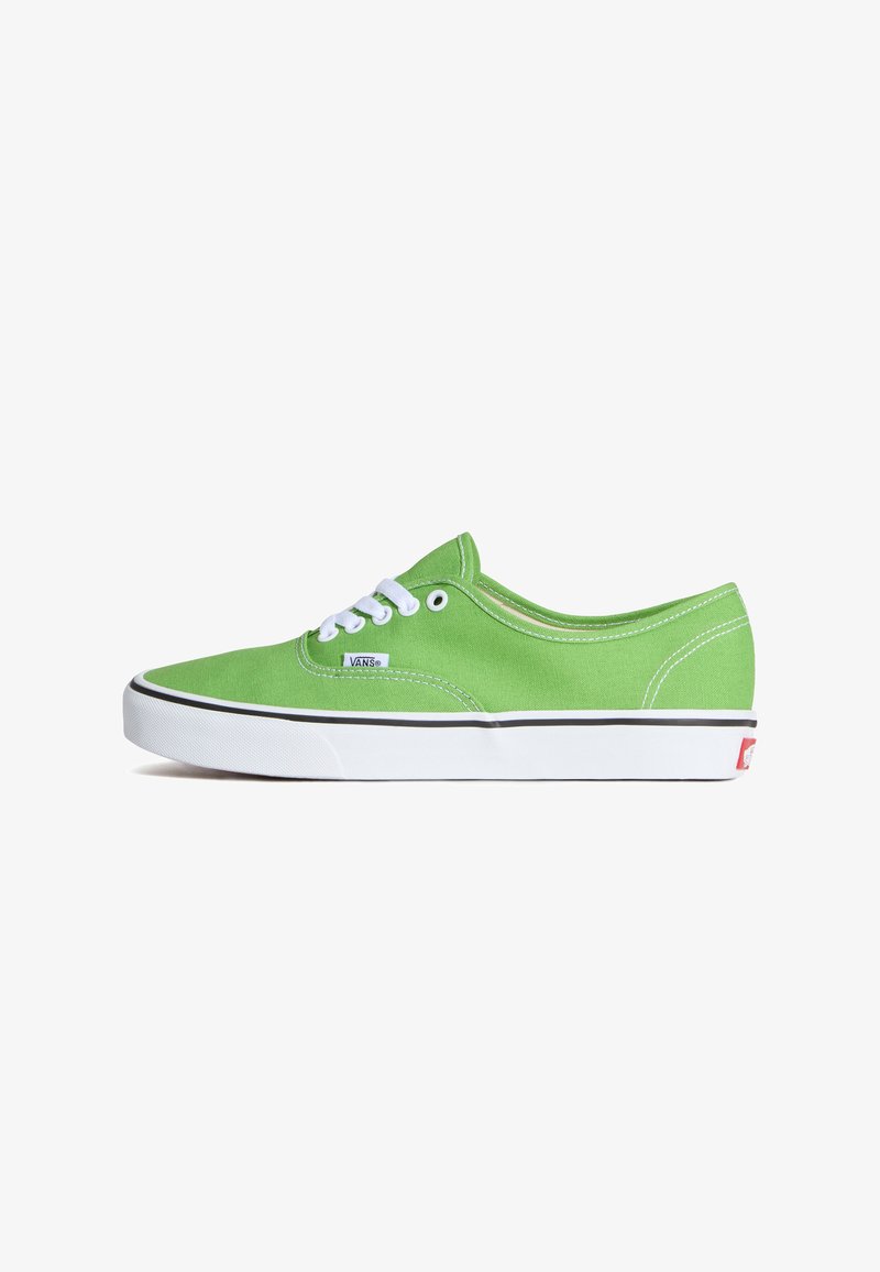 Baskets en toile vertes avec des lacets blancs, semelle en caoutchouc, bord noir et étiquette avec le logo Vans sur le côté. Design bas avec un bout arrondi.
