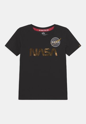 Camiseta negra de manga corta con el logotipo dorado de la NASA y un emblema redondo de la NASA con un trazo amarillo en el pecho.