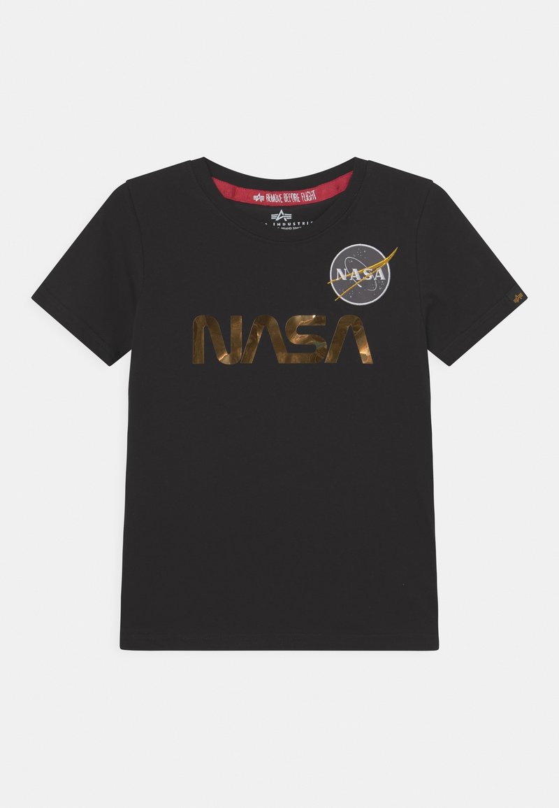 T-shirt noir à manches courtes avec un logo NASA doré et une insigne ronde NASA avec un trait jaune sur la poitrine.