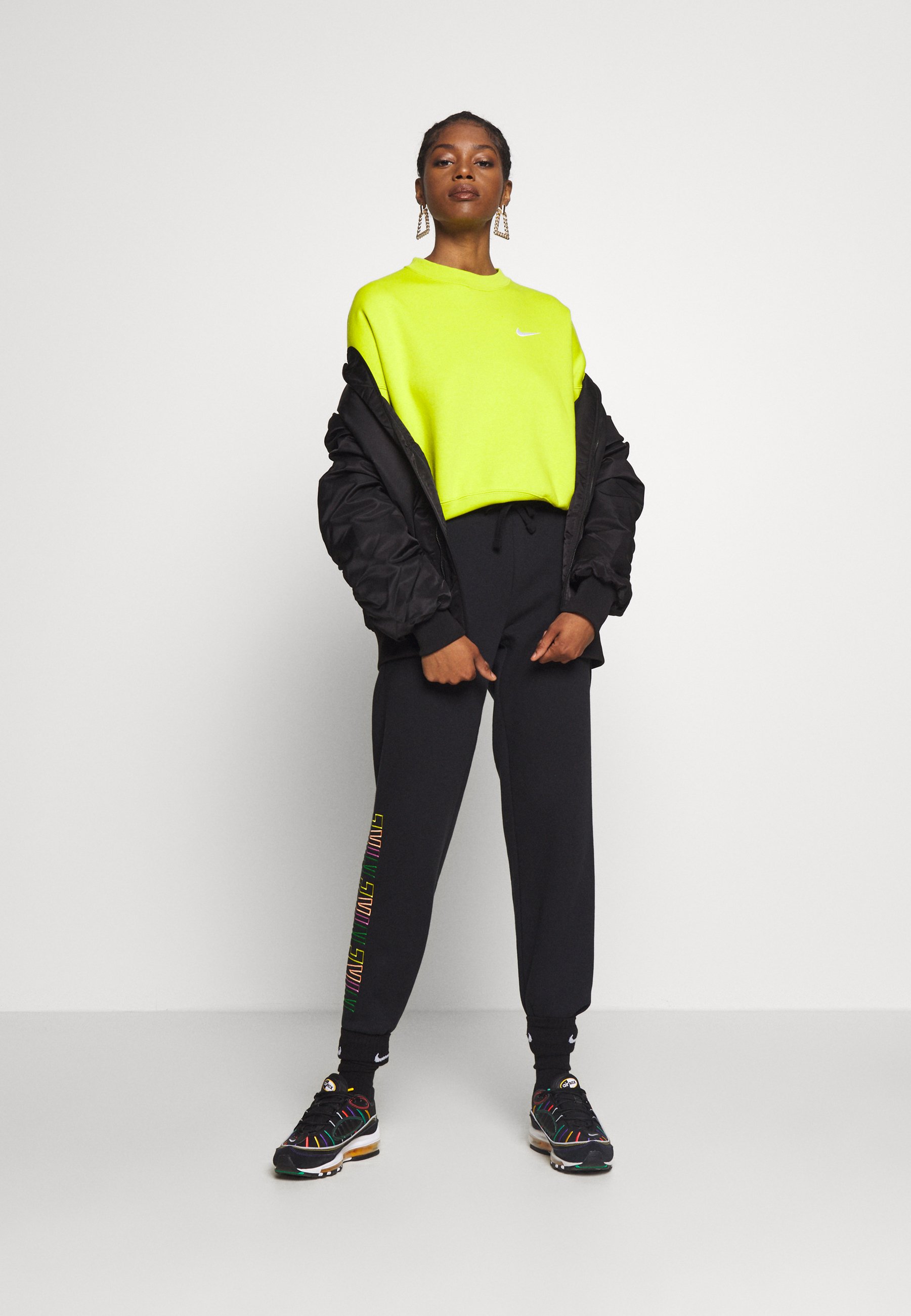 PEACE PACK PANT Joggebukse blackgreen spark PEACE PACK PANT Joggebukse blackgreen spark