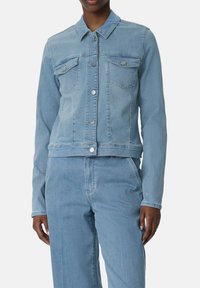 Lichtblauwe denimjas met een kraag, twee borstzakken en metalen knopen. Aansluitend ontwerp met een rechte zoom en lange mouwen.