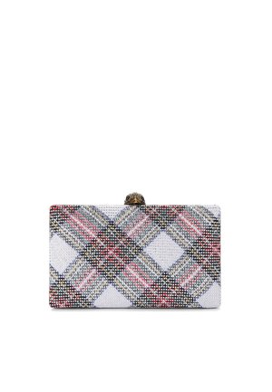 Gebeade clutch met een geruit patroon in rood, grijs en wit. Metalen sluiting met dekoratief detail aan de bovenkant. Rechthoekige vorm.