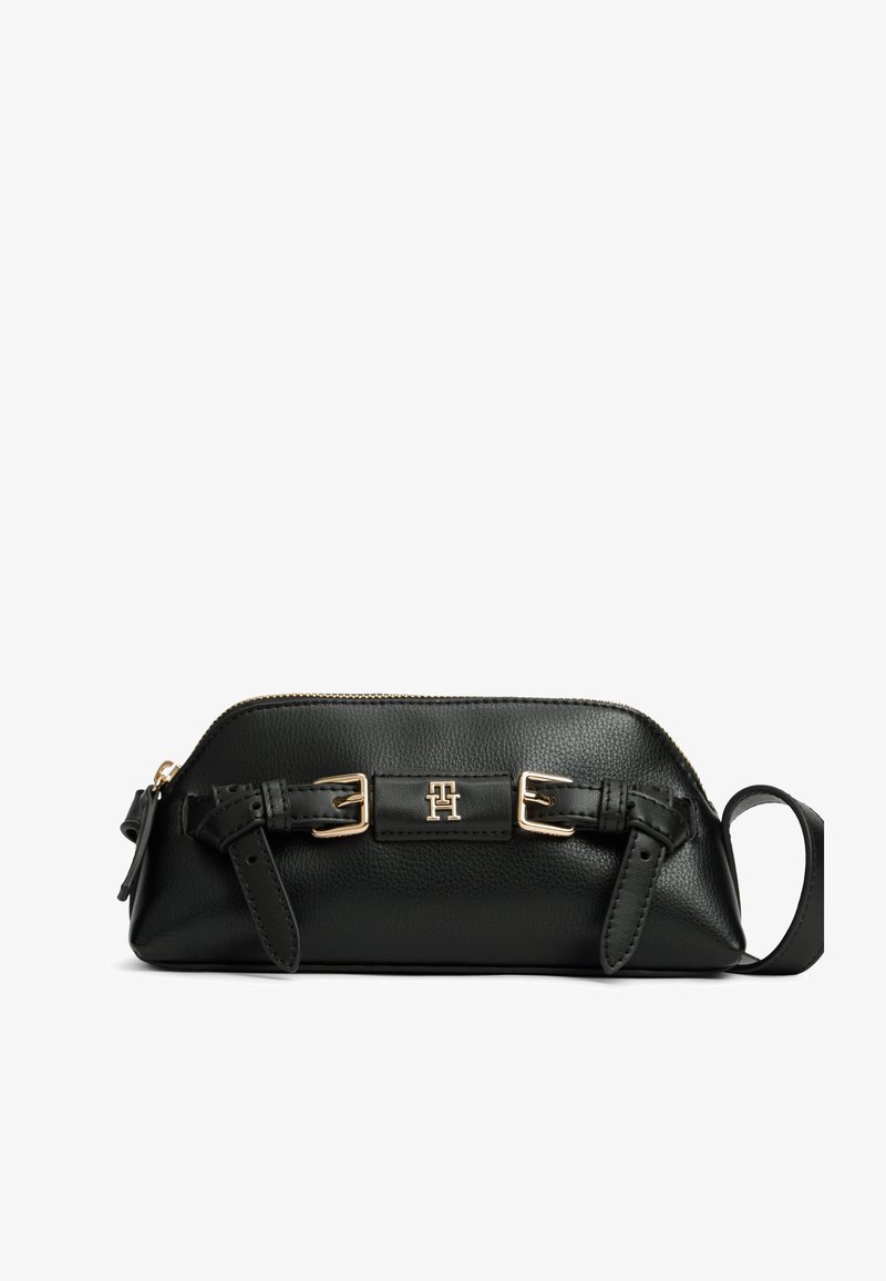 Μαύρο δερμάτινο τσαντάκι clutch με χρυσά μεταλλικά στοιχεία και λουράκι, με χρυσλό λογότυπο "TH" στο κέντρο μπροστά.