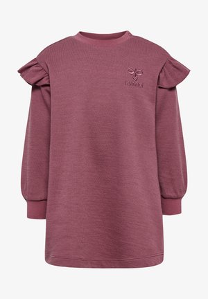 Lilla kjole med ærmer med flæser og et broderet logo på brystet. Stoffet har en blød tekstur og en afslappet pasform.