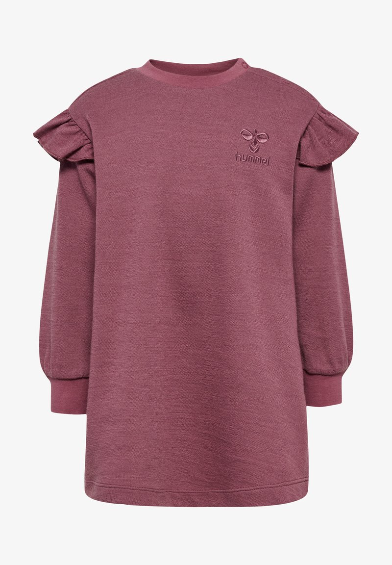 Lila klänning med ärmrufflar och en broderad logotyp på bröstet. Tyget har en mjuk textur och en avslappnad passform.