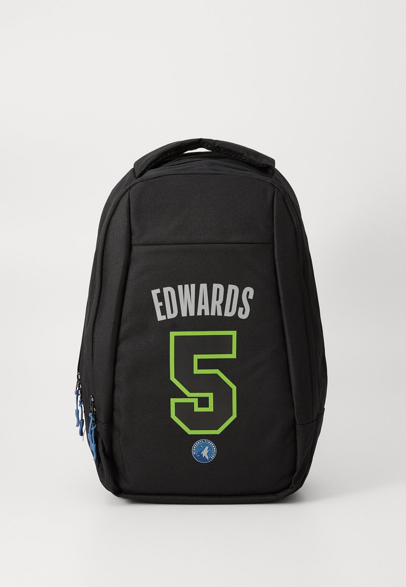 Mochila preta com tecido suave, topo arredondado, um grande número "5" em verde e o nome "EDWARDS" em cinza nas costas. Zíperes azuis.