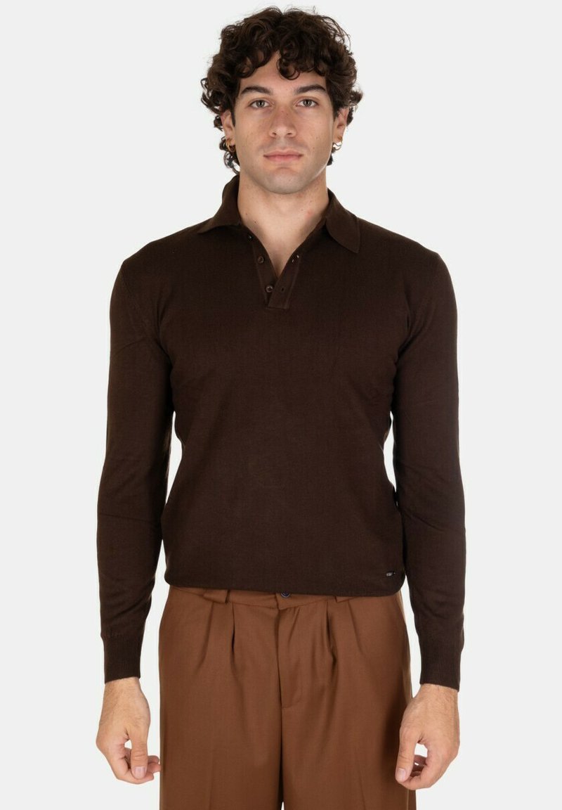 Polo a maniche lunghe marrone con colletto e pattina a tre bottoni. Texture liscia, design aderente e branding discreto lungo l'orlo.