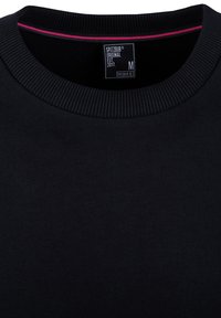 Zwarte crew-neck trui van een gladde stof, met een geribbelde halslijn en een roze accent op de binnenste kraag. M-label zichtbaar.