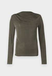 Oliven grønn langermet topp med en drapert halslinje, laget av et glatt, lett stoff. Har tettsittende ermer og en subtil glans.