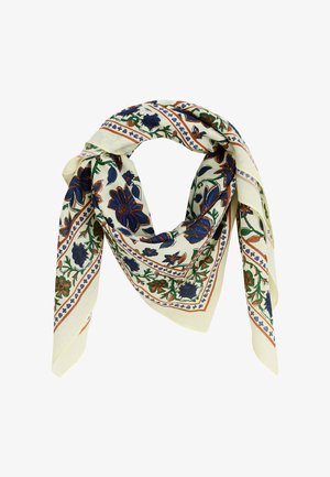 Pañuelo de seda con fondo crema, flores azules, hojas verdes y toques naranjas en un detallado patrón floral. Forma triangular.