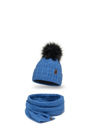 Blauwe gebreide beanie met een zwarte bontpompon en een bijpassende blauwe gebreide sjaal. De stof heeft een gemêleerd patroon met een label op de beanie.