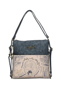 Mehrfarbige Schultertasche mit einem dunkelblauen Oberteil, beiger unterer Sektion, die ein illustriertes Design zeigt, und Beschlägen in goldfarbener Ausführung.