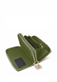 Portefeuille en cuir texturé vert avec une fermeture éclair, quincaillerie dorée, plusieurs emplacements pour cartes et un compartiment spacieux pour les espèces et les pièces.