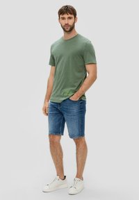 s.Oliver MIT GARMENT DYE - T-shirt print - tannengrün
