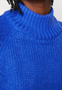 Noisy May Stickad tröja - blue