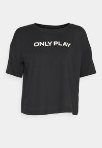 Camiseta negra de manga corta con un corte holgado. Presenta "ONLY PLAY" en texto bold y de color claro en la parte frontal. Textura de tela suave.