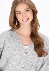 Szürke, kötött kardigán V-nyakkal, színes gyöngyökkel díszítve, elöl két gombbal és puha tapintással.