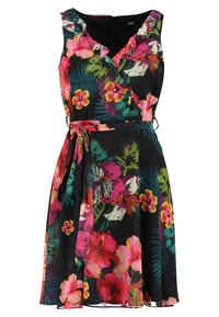 Sukienka w kwiaty z uwydatnionymi różowymi, pomarańczowymi i zielonymi kwiatami na czarnym tle. Falbaniasty dekolt i regulowany pasek w talii.