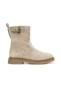 Beige suède enkellaars met een ronde neus, een gestructureerde rubberen zool en een verstelbare sluiting bovenaan. Voorzien van een lus voor eenvoudig aan- en uittrekken.