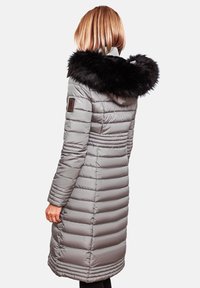 Gevoerde grijze winterjas met een zwarte met bont omzoomde capuchon, horizontale naden en een logo-opdruk op de mouw. Lange, getailleerde vorm.