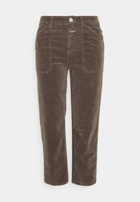 Pantalones de pana marrón con un diseño de pierna recta, que presentan bolsillos frontales y un cierre de botón en la cintura. Textura suave.