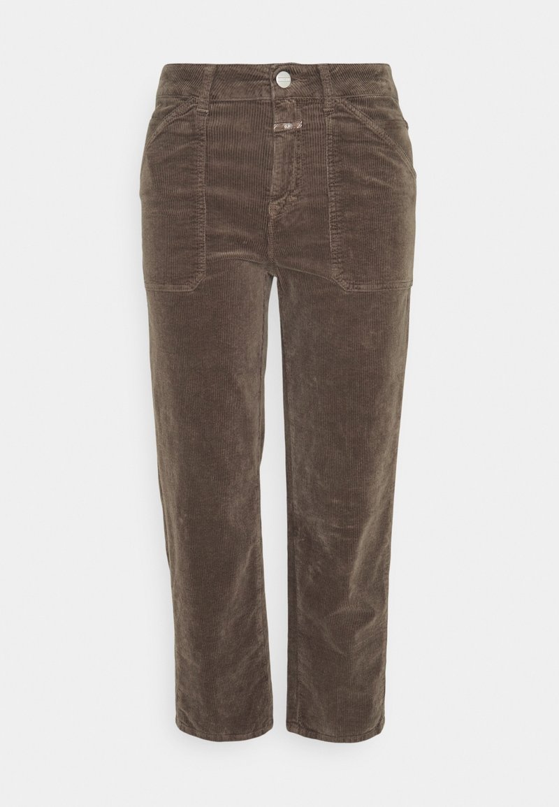 Pantalones de pana marrón con un diseño de pierna recta, que presentan bolsillos frontales y un cierre de botón en la cintura. Textura suave.