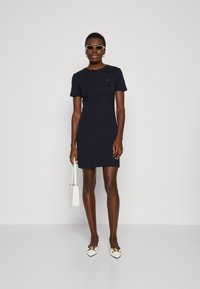 Tommy Hilfiger NEW CODY SLIM  - Džersio suknelė - desert sky