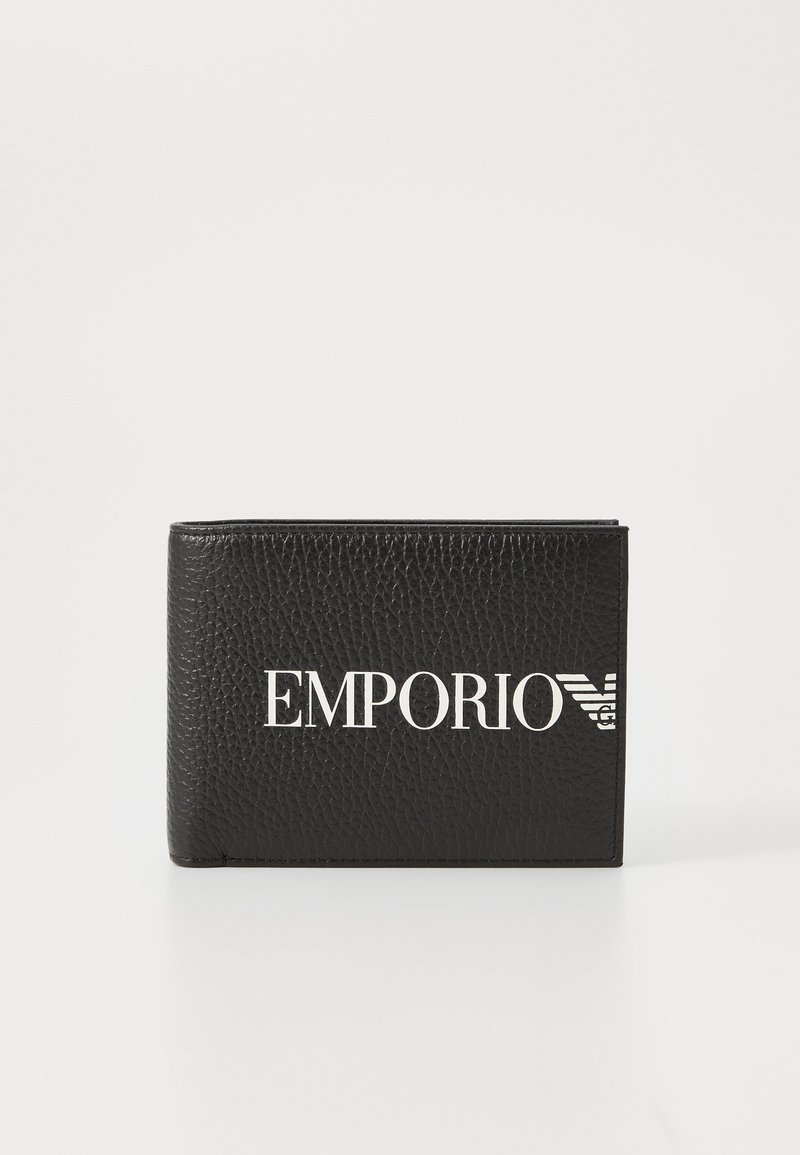 Melnas ādas maks ar akmens tekstūru, ar izteiksmīgu baltu "EMPORIO" logotipu un spārnu grafiku priekšpusē.