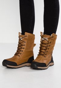 UGG - ADIRONDACK - Zimski škornji - chestnut Miniaturna slika 1