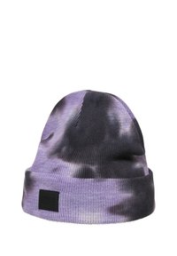 Lilla og svart tie-dye strikket lue med brettkant og en liten svart stoffetikett på siden. Myk tekstur, god passform.
