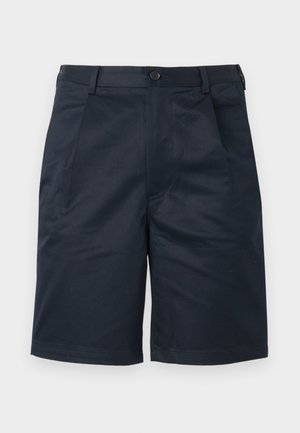 Σκούρο μπλε καλοραμμένα σορτς με μπροστινό κουμπί, θηλιές για ζώνη και πλαϊνές τσέπες, εμφανιζόμενα σε απλό φωτεινό φόντο.