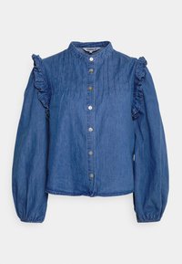 Blusa in denim con colletto alla cinese, chiusura con bottoni, dettagli plissettati e maniche a volant. Il colore è blu medio con una texture morbida.