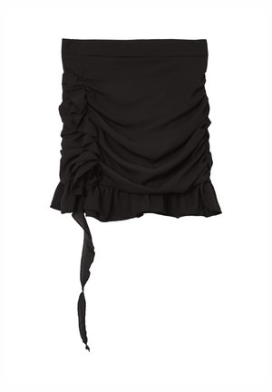 Gonna mini nera con tessuto arricciato e dettagli con balze. Presenta un'accenno a fiocco su un lato e una finitura liscia e testurizzata.