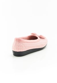 Ballet flat rosa testurizzato con punta rotonda, tomaia in tessuto morbido e un fiocco decorativo di lato. Suola in gomma nera per aderenza e flessibilità.