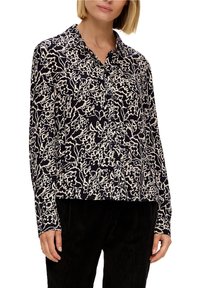 Camicia a maniche lunghe di colore blu navy con un motivo floreale astratto in crema, dotata di colletto e chiusura con bottoni, realizzata in un tessuto leggero.