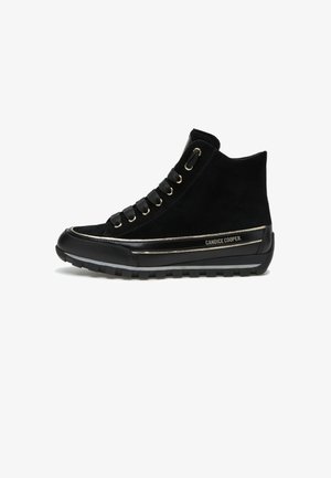 Sneaker alta nera in suede con dettagli in pelle, dotata di suola in gomma, occhielli metallici e una striscia argento con branding.