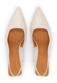 Ballerines blanches à bout pointu, à texture lisse et brillante avec des côtés découpés. Semelle intérieure marron avec motif géométrique. Talon renforcé et fine bride à la cheville.