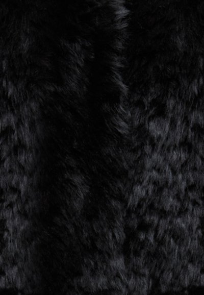 Tessuto in pelliccia sintetica nera con una superficie morbida e testurizzata e un pelo denso, che presenta un colore uniforme senza motivi o accenti visibili.