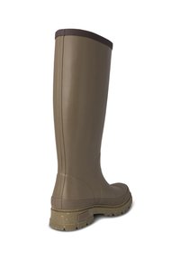 Botas de goma altas, de color verde oliva, con una banda marrón texturizada en la parte superior y una suela de goma estampada. Acabado liso, material duradero, diseño práctico.