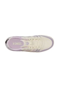 K-Swiss Sneaker in Creme und Lavendel, mit einem Obermaterial aus glattem Leder, sechs Schnürsenkeln und einer gepolsterten Sohle mit Logo-Detail.