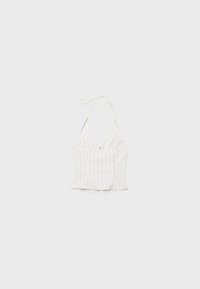 Haut à col licou blanc avec fines rayures verticales noires et un décolleté en V profond, présenté à plat sur un fond gris clair.