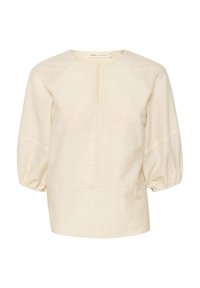 Blusa beige chiaro realizzata in tessuto texturizzato, con scollatura tonda, maniche a sbuffo di tre quarti e discreto dettaglio di piega frontale.