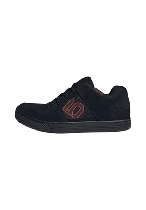 Sneaker nero basso con logo "FREERIDER" rosso sul lato, tomaia in mesh e pelle scamosciata, chiusura con lacci e suola in gomma texturizzata.