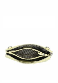Geel leren tas met een rits, voorzien van twee binnencompartimenten bekleed met zwart-wit gestreepte stof. Inclusief zilverkleurige hardware accenten.
