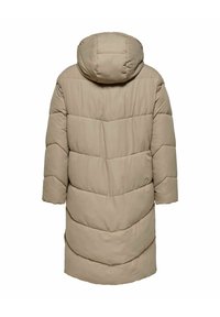 Bēšs pūkains mētelis ar kapuci, ar horizontālām šūtiem daļām un gariem piedurknēm. Gluda virsma ar taisnu apakšmalu.