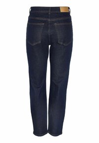 Temno modri kavbojski jeans z ravnim krojem, ki vključujejo pet žepov, vidno šivanje in svetlo rjavo usnjeno oznako na zadnjem pasu.