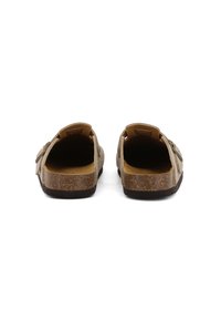 Sandali slip-on in pelle marrone con il retro aperto, caratterizzati da una suola intermedia in sughero testurizzato e minimi dettagli in metallo.
